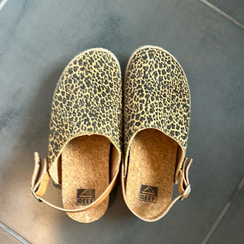 Like new Reef Leopard clogs women’s sz 9